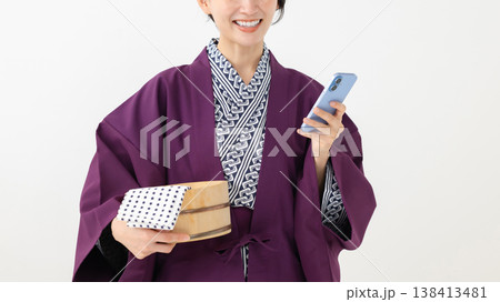 浴衣姿でスマホを持つ女性 浴衣姿でスマホを持つ女性 138413481