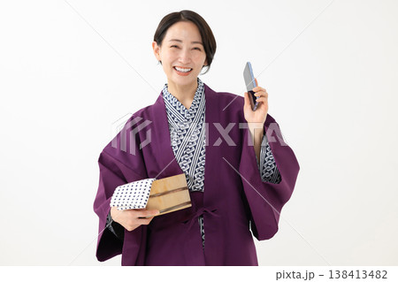 浴衣姿でスマホを持つ女性 浴衣姿でスマホを持つ女性 138413482