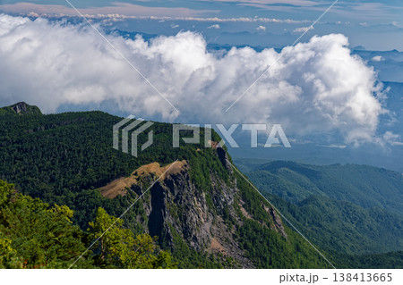 八ヶ岳連峰・天狗岳から見る稲子岳の岩壁と雲湧く山並み 八ヶ岳連峰・天狗岳から見る稲子岳の岩壁と雲湧く山並み 138413665
