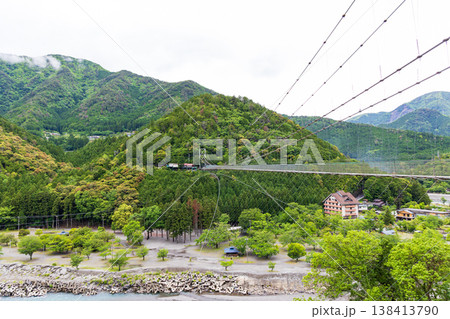 新緑と谷瀬のつり橋(奈良県十津川村) 新緑と谷瀬のつり橋(奈良県十津川村) 138413790