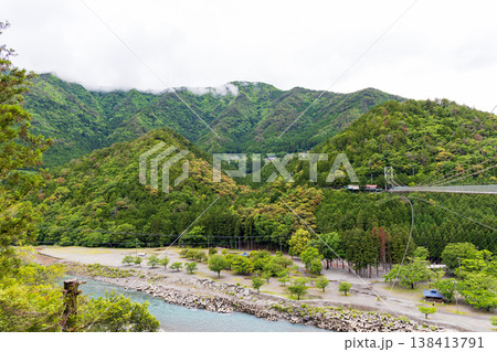 新緑と谷瀬のつり橋(奈良県十津川村) 新緑と谷瀬のつり橋(奈良県十津川村) 138413791