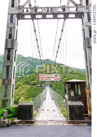 新緑と谷瀬のつり橋（奈良県十津川村） 138413795
