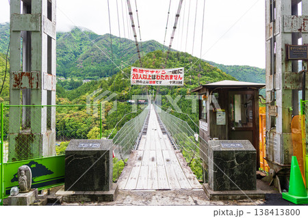 新緑と谷瀬のつり橋(奈良県十津川村) 新緑と谷瀬のつり橋(奈良県十津川村) 138413800