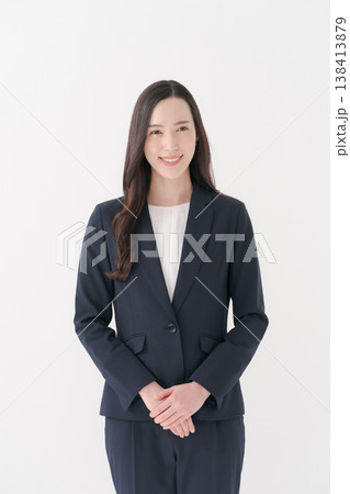 スーツを着た女性 スーツを着た女性 138413879