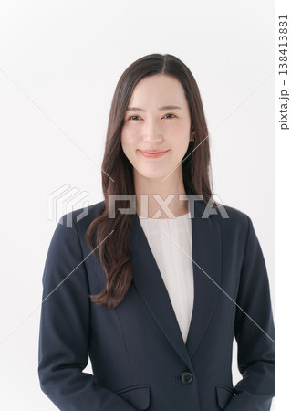 スーツを着た女性 138413881