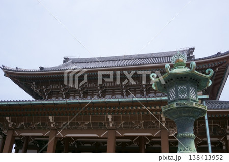 東別院　本堂と銅燈籠 138413952