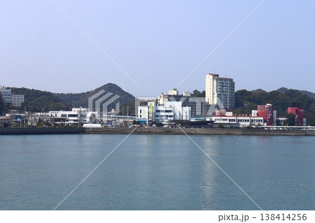 鳥羽駅前の商業施設群全景（三重県鳥羽市） 138414256