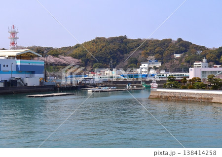 鳥羽湾沿岸を走る観光特急「しまかぜ」と鳥羽の春風景 鳥羽湾沿岸を走る観光特急「しまかぜ」と鳥羽の春風景 138414258