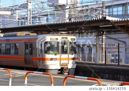 掛川駅の東海道本線313系車両と駅名標(静岡県掛川市) 掛川駅の東海道本線313系車両と駅名標(静岡県掛川市) 138414259