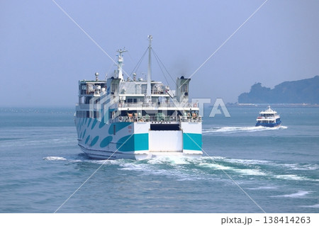 鳥羽港を出航する伊勢湾フェリーと鳥羽市営定期船（三重県鳥羽市） 138414263