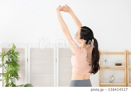 ストレッチをする女性 ストレッチをする女性 138414527