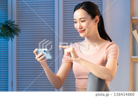 スマホを持つ若い女性 138414860