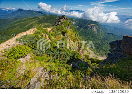 八ヶ岳連峰・天狗岳から見る北八ヶ岳の山並み 138415029