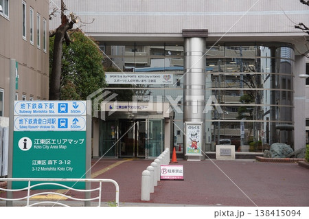 江東区森下文化センターのエントランスと周辺案内看板の風景 138415094