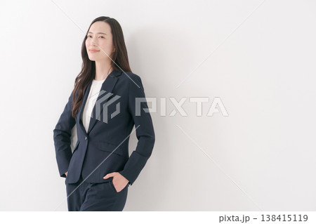 壁に寄りかかるビジネスウーマン 138415119