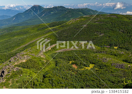 八ヶ岳連峰・天狗岳から見るスリバチ池と黒百合平・北八ヶ岳の山並み 八ヶ岳連峰・天狗岳から見るスリバチ池と黒百合平・北八ヶ岳の山並み 138415182