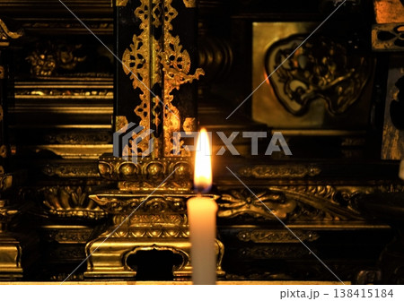 仏壇に灯された一本の蝋燭 138415184