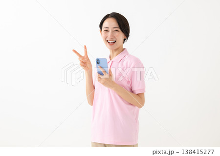 スマホを持ってピースする女性 スマホを持ってピースする女性 138415277