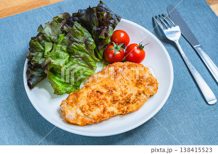 味噌漬けトンテキとサニーレタスとミニトマトのプレート料理 白い皿の家庭料理 味噌漬けトンテキとサニーレタスとミニトマトのプレート料理 白い皿の家庭料理 138415523