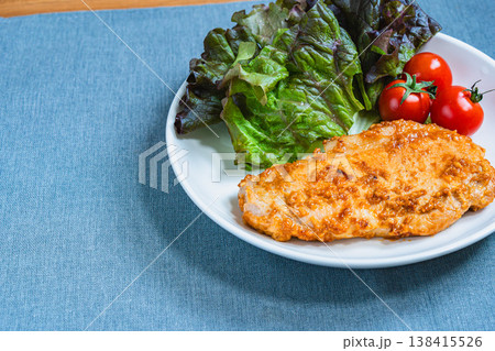 味噌漬けトンテキとサニーレタスとミニトマトのプレート料理 白い皿の家庭料理 138415526