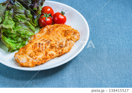 味噌漬けトンテキとサニーレタスとミニトマトのプレート料理 白い皿の家庭料理 138415527