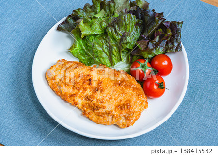 味噌漬けトンテキとサニーレタスとミニトマトのプレート料理 白い皿の家庭料理 味噌漬けトンテキとサニーレタスとミニトマトのプレート料理 白い皿の家庭料理 138415532