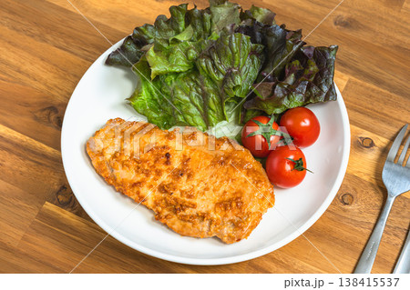 味噌漬けトンテキとサニーレタスとミニトマトのプレート料理 白い皿の家庭料理 138415537