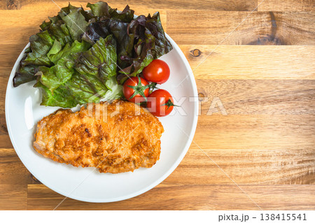 味噌漬けトンテキとサニーレタスとミニトマトのプレート料理 白い皿の家庭料理 味噌漬けトンテキとサニーレタスとミニトマトのプレート料理 白い皿の家庭料理 138415541