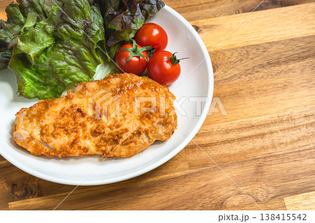 味噌漬けトンテキとサニーレタスとミニトマトのプレート料理 白い皿の家庭料理 138415542