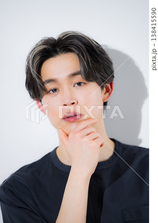 男性のお洒落な美容や爽やかで透明感のあるメンズ脱毛などのビューティーイメージクローズアップカメラ目線 138415590