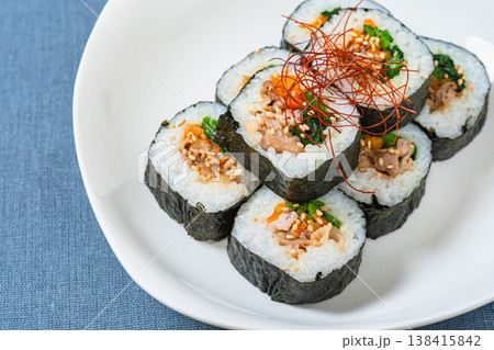 韓国風海苔巻きキンパ（キンパプ）の盛り付け、白い皿に盛った具だくさんキンパ 138415842