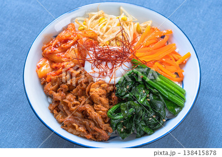 温泉卵と野菜と豚肉のビビンバ 彩り豊かな韓国料理のどんぶり 138415878