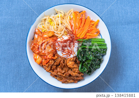 温泉卵と野菜と豚肉のビビンバ 彩り豊かな韓国料理のどんぶり 138415881