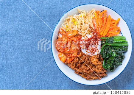 温泉卵と野菜と豚肉のビビンバ 彩り豊かな韓国料理のどんぶり 温泉卵と野菜と豚肉のビビンバ 彩り豊かな韓国料理のどんぶり 138415883