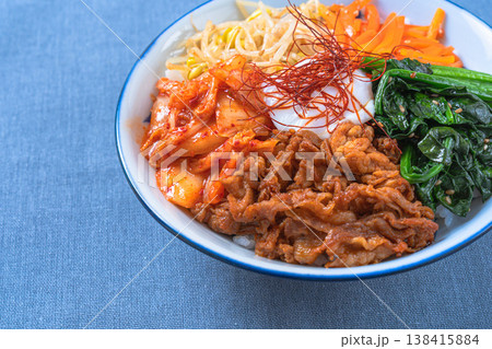 温泉卵と野菜と豚肉のビビンバ 彩り豊かな韓国料理のどんぶり 温泉卵と野菜と豚肉のビビンバ 彩り豊かな韓国料理のどんぶり 138415884