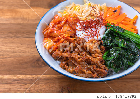 温泉卵と野菜と豚肉のビビンバ 彩り豊かな韓国料理のどんぶり 温泉卵と野菜と豚肉のビビンバ 彩り豊かな韓国料理のどんぶり 138415892