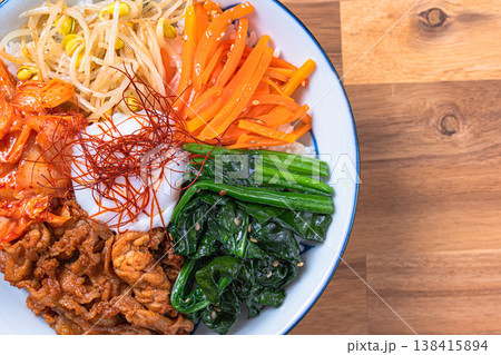 温泉卵と野菜と豚肉のビビンバ 彩り豊かな韓国料理のどんぶり 温泉卵と野菜と豚肉のビビンバ 彩り豊かな韓国料理のどんぶり 138415894