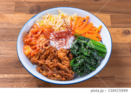 温泉卵と野菜と豚肉のビビンバ 彩り豊かな韓国料理のどんぶり 温泉卵と野菜と豚肉のビビンバ 彩り豊かな韓国料理のどんぶり 138415999