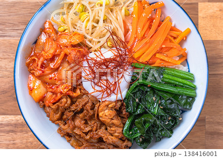 温泉卵と野菜と豚肉のビビンバ 彩り豊かな韓国料理のどんぶり 温泉卵と野菜と豚肉のビビンバ 彩り豊かな韓国料理のどんぶり 138416001