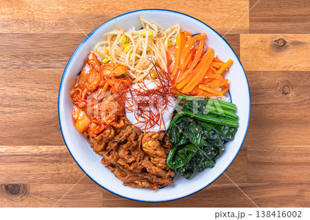 温泉卵と野菜と豚肉のビビンバ 彩り豊かな韓国料理のどんぶり 138416002