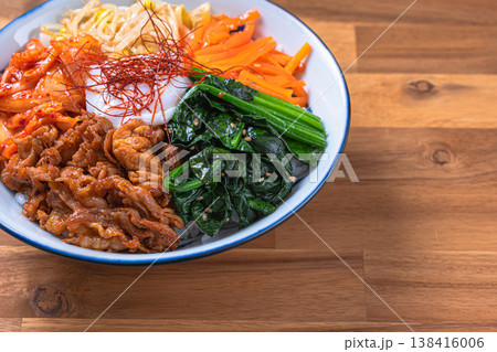 温泉卵と野菜と豚肉のビビンバ 彩り豊かな韓国料理のどんぶり 温泉卵と野菜と豚肉のビビンバ 彩り豊かな韓国料理のどんぶり 138416006