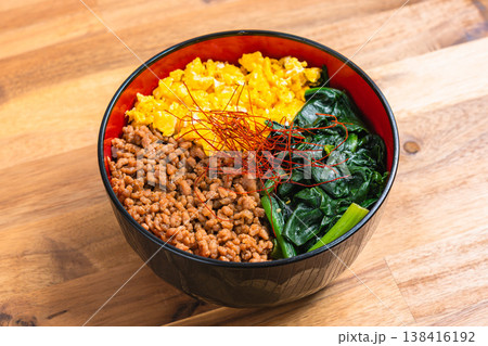 三食丼 鶏そぼろ 卵 ほうれん草の和風どんぶり 138416192