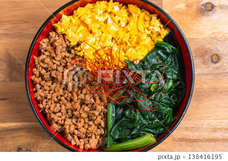 三食丼 鶏そぼろ 卵 ほうれん草の和風どんぶり 三食丼 鶏そぼろ 卵 ほうれん草の和風どんぶり 138416195
