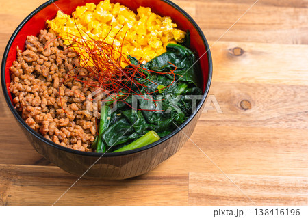 三食丼 鶏そぼろ 卵 ほうれん草の和風どんぶり 138416196