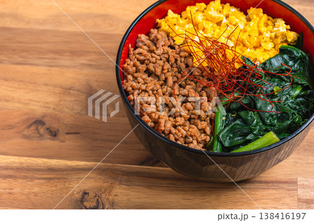 三食丼 鶏そぼろ 卵 ほうれん草の和風どんぶり 138416197