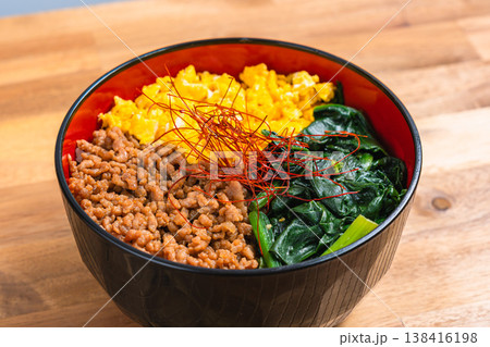 三食丼 鶏そぼろ 卵 ほうれん草の和風どんぶり 138416198