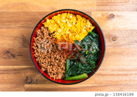三食丼 鶏そぼろ 卵 ほうれん草の和風どんぶり 三食丼 鶏そぼろ 卵 ほうれん草の和風どんぶり 138416199