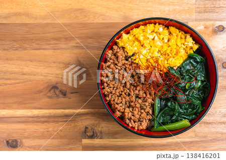 三食丼 鶏そぼろ 卵 ほうれん草の和風どんぶり 三食丼 鶏そぼろ 卵 ほうれん草の和風どんぶり 138416201