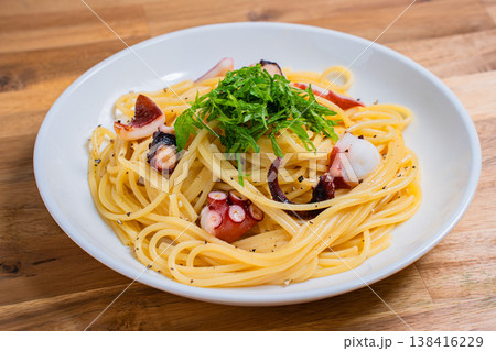 タコと大葉の和風パスタ、シンプルな味付けのスパゲッティ タコと大葉の和風パスタ、シンプルな味付けのスパゲッティ 138416229