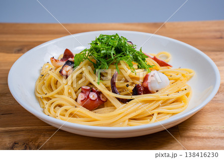 タコと大葉の和風パスタ、シンプルな味付けのスパゲッティ 138416230